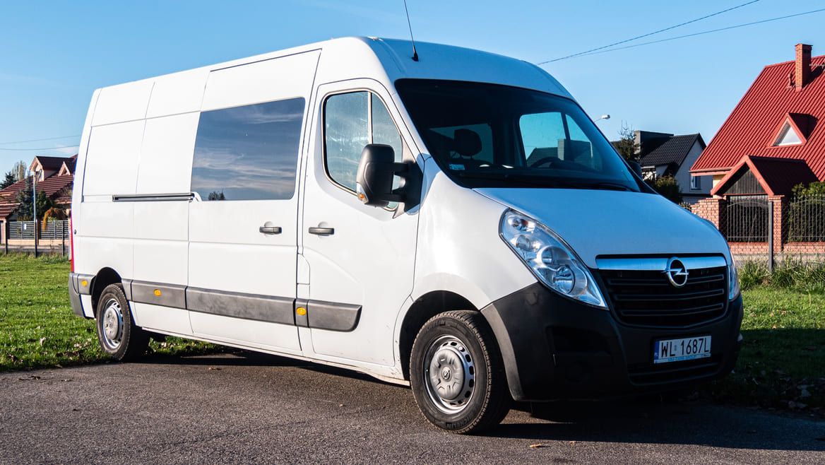 Wynajem busów Warszawa: Dlaczego Opel Movano to doskonały wybór?