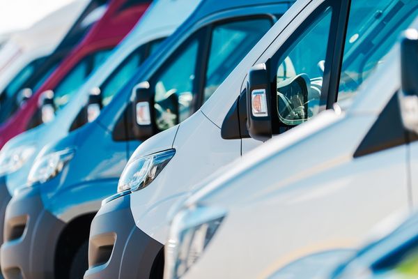 Wynajem busów i aut luksusowych w Warszawie