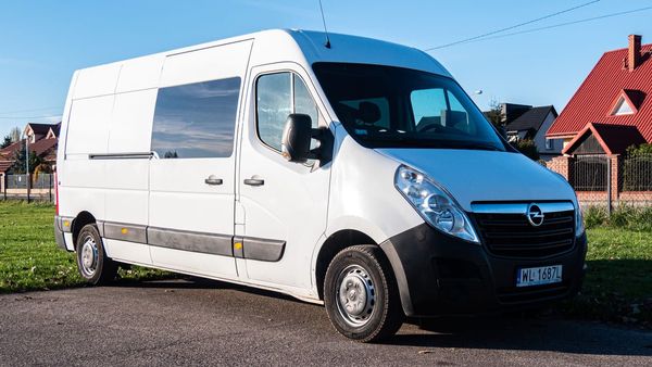 Wynajem busów Warszawa: Dlaczego Opel Movano to doskonały wybór?