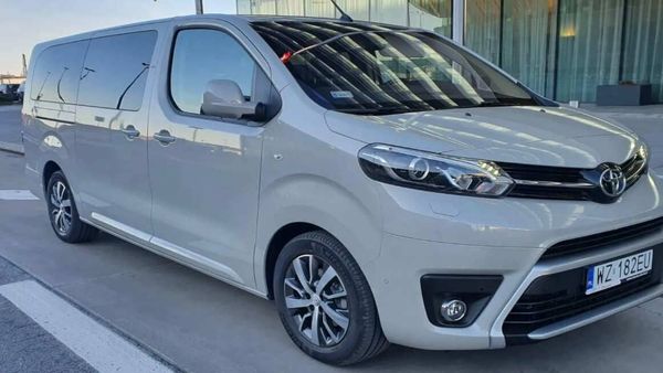 Wypożyczalnia busów Warszawa: luksusowy model Toyota Proace VIP.